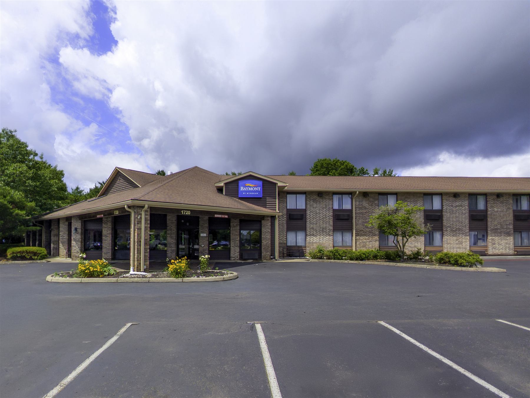 Baymont Delaware hotel exterior