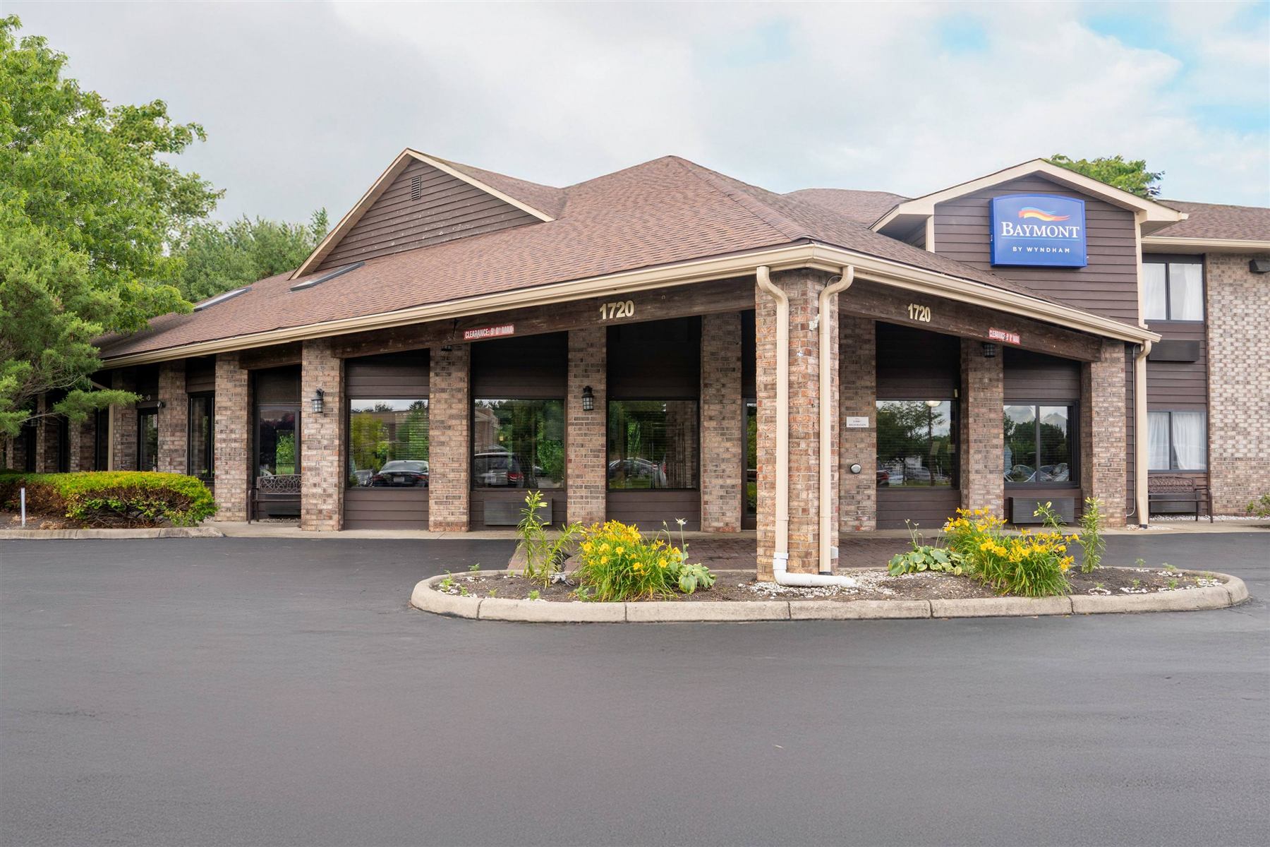 Baymont by Wyndham Delaware, OH hotel entrance