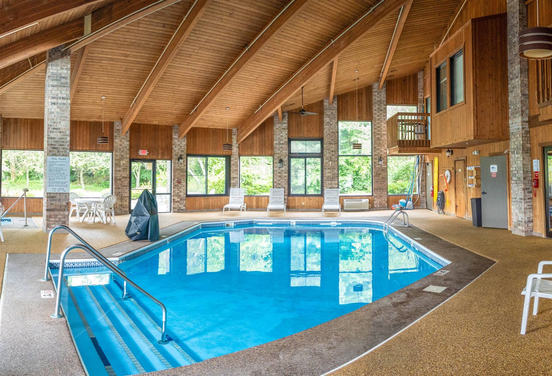 Baymont Delaware indoor pool